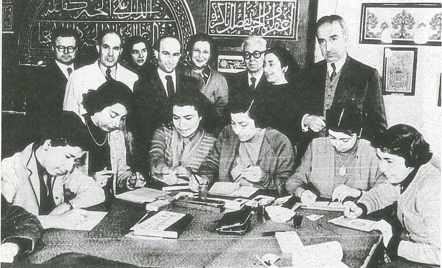 » Sarayda nakış dersleri Süheyl Ünver Topkapı Sarayı Nakışhanesi'nde talebelerine ders veriyor (1946). Ünver'in derslerine ince sanatlara temayülü olan kız öğrenciler rağbet ederdi.