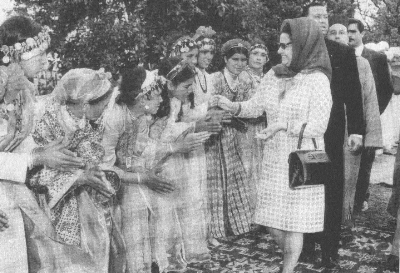 Ümmü Gülsüm, konser için gittiği Fas'ın Marakeş kentinde karşılanırken.