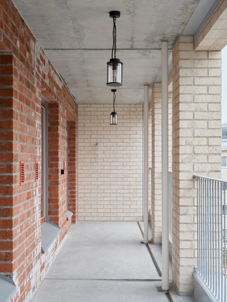 Binanın açık koridorları her dairenin girişine uzanıyor ve daireler birbiri ile bağlantı sağlıyor.