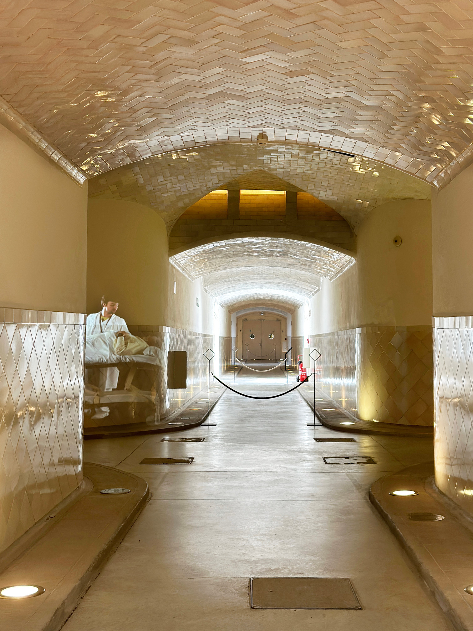 Kutsal Haç ve Aziz Pavlus Hastanesi koridorlarında, dönemin hastane işleyişini yansıtan canlandırma videoları yansıtılıyor. Fotoğraf: Lâl Dalay 