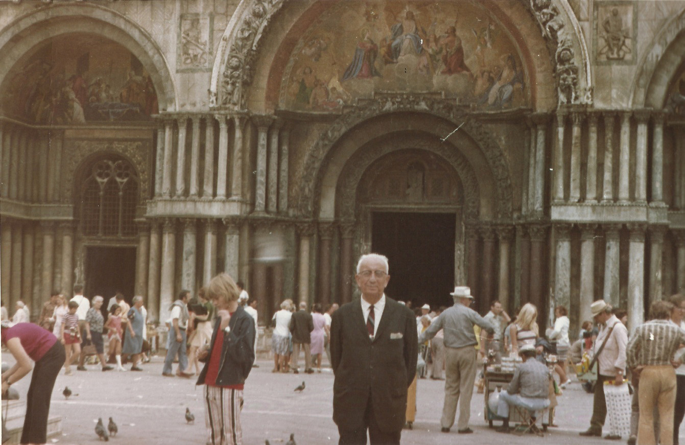 » Avrupa turunun hatırası: Hayatını Osmanlı mimarlık tarihine adayan Ayverdi'nin yurtdışında ve eski Osmanlı topraklarındaki koşuşturmalarının hatırası olarak çektirdiği bir fotoğrafı üstte görülüyor. Her zamanki neşesiyle tarihî bir yapının önünde mütebessim bir şekilde poz vermiş. 