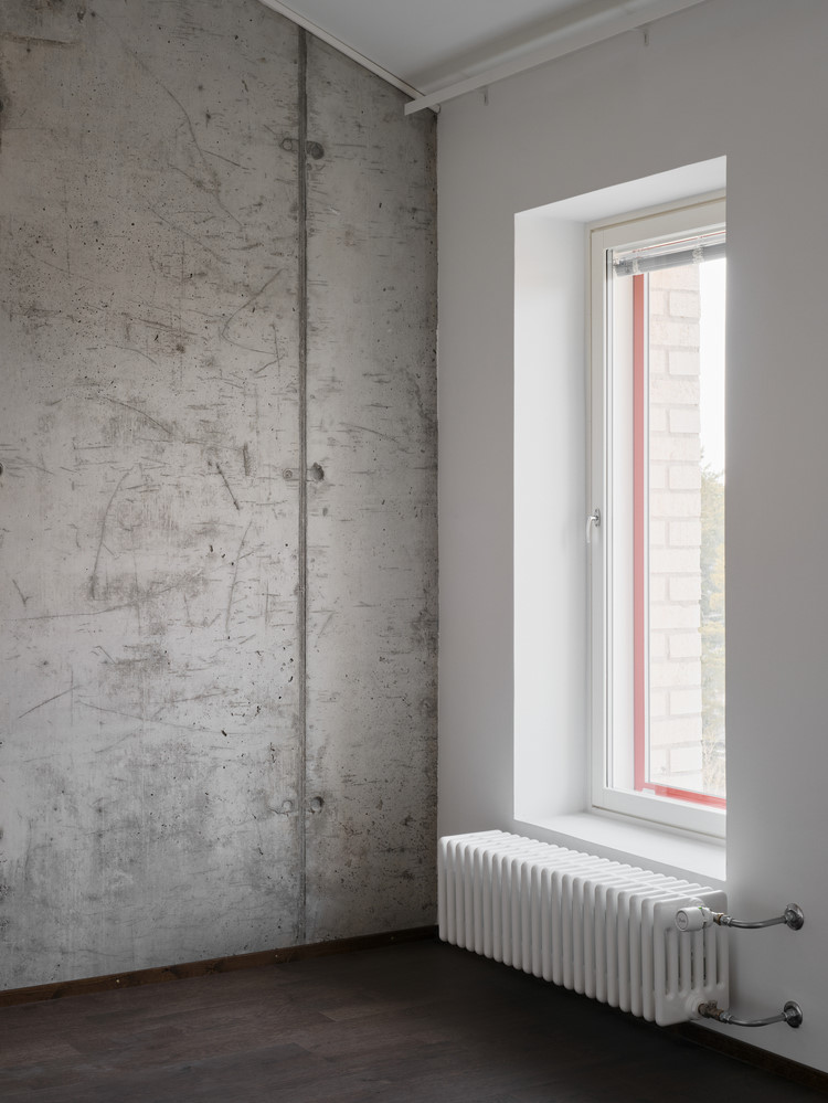 Beton, yapının strüktürel sağlamlığını artırmak için kullanılıyor ve beton yüzeyler, doğal bir dokuyla işlenerek endüstriyel görünümden ziyade organik bir doku veriliyor.