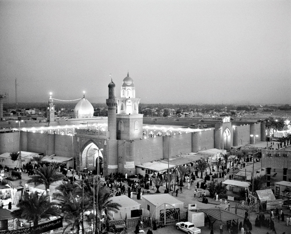 » Hz. Ali'nin başkenti: Hz. Ali döneminde başkent yapılan Kûfe, Hz. Hasan hilafeti devredinceye kadar bu fonksiyonunu devam ettirmişti. Kûfe Ulucamii veya Mescid-i Kûfe dünyadaki en eski camilerdendir. 7. yüzyılda inşa edilmiş olup Hz. Hüseyin'in ilk kuzeni Muslim b. Akil ile dostu Hani b. Urve ve devrimci Muhtaru's-Sakafi'nin mezarları da buradadır. (Foto: Eduard Beau) 