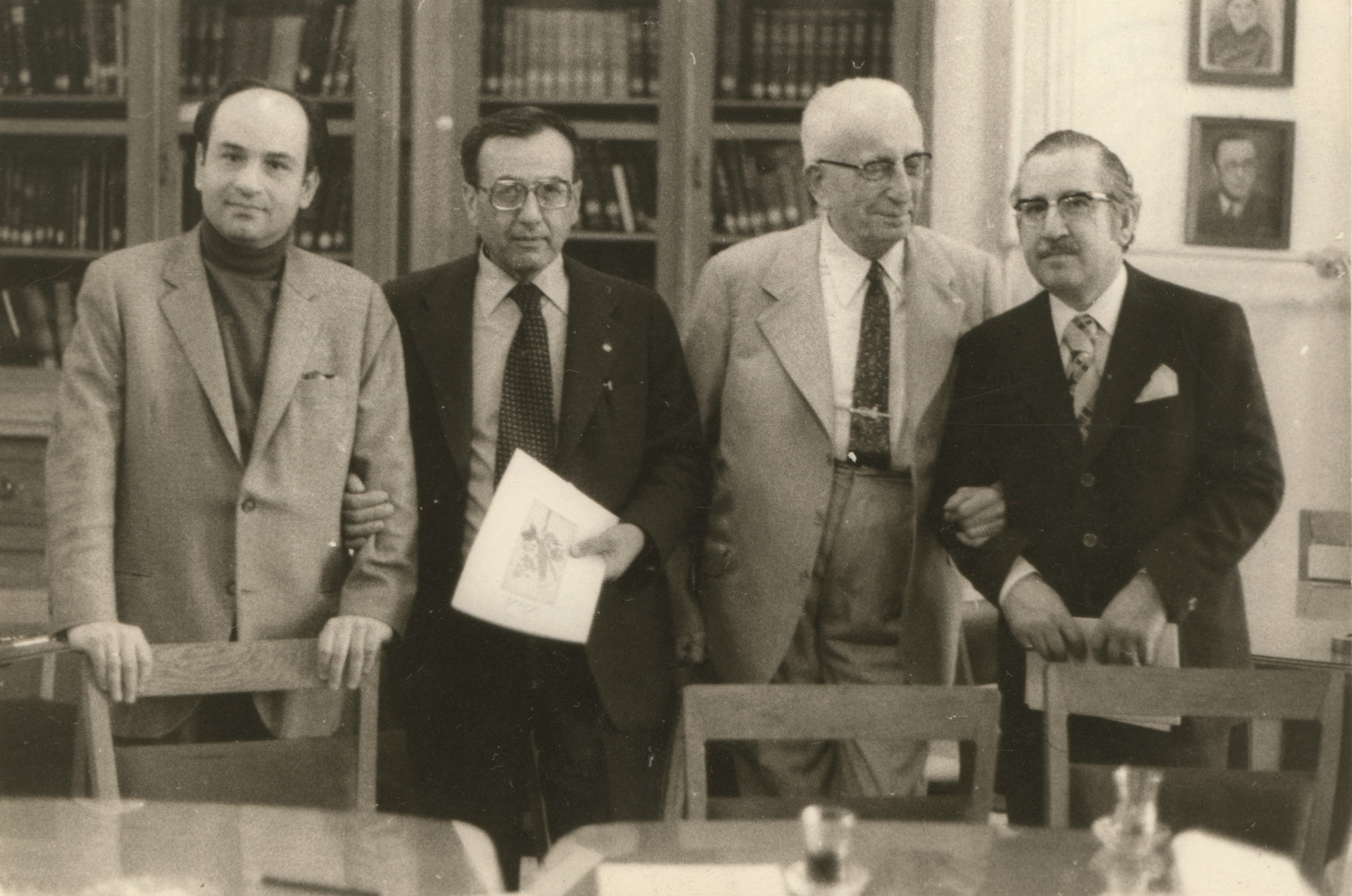 » Osmanlı'nın son Fatihleri: Her biri kendi alanının müstesna isimleri olan ve Osmanlı araştırmalarına ömürlerini vakfeden 4 entelektüel yanyana görülmekte. Soldan sağa: Uğur Derman, Turhan Baytop, Ekrem Hakkı Ayverdi ve Semavi Eyice (Solda üstte). 