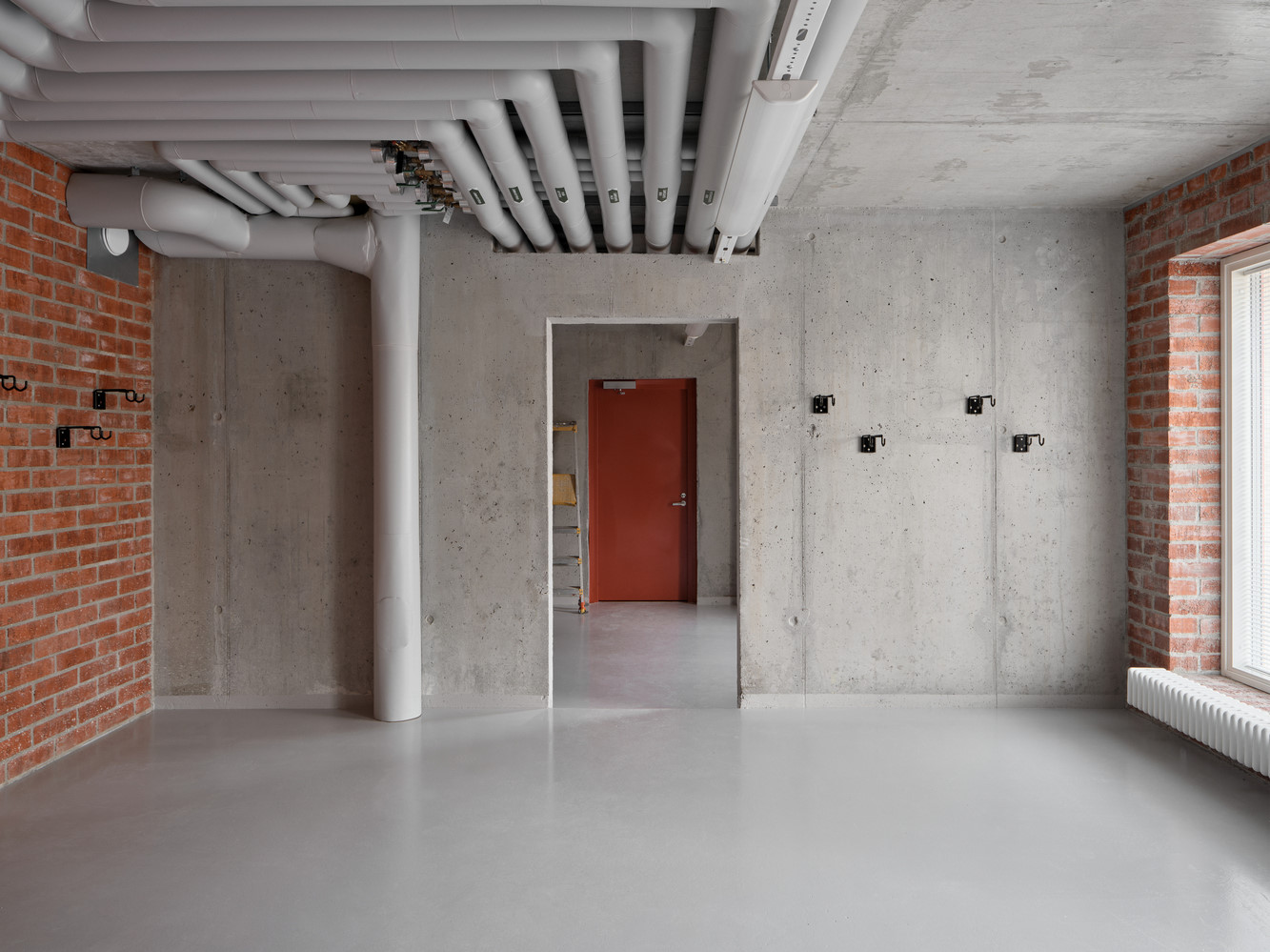 Açık plan mutfaklar, geniş pencereler sayesinde yapının bol doğal ışık alması sağlanıyor.