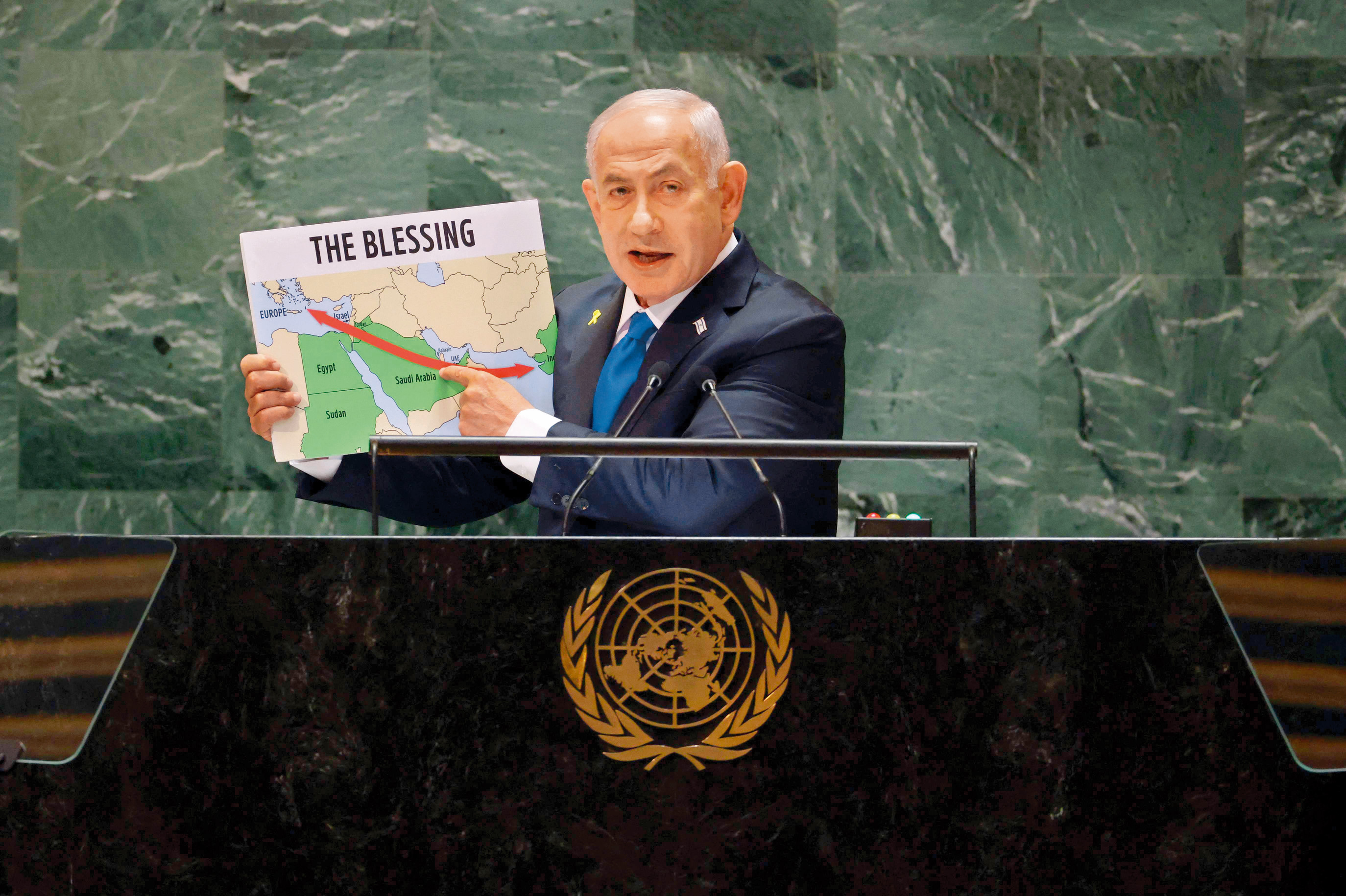 Elinde tuttuğu iki farklı harita ile yaptığı katliama kılıf bulmayı hedefleyen netanyahu aslında Ortadoğu'daki iki yüzlü ülkeleri ifşa etmişti. Örtülü anlaşmalar ile büyük bir senaryoya imza atan ABD ve israil, gizli ortaklarını ideal uğruna masada satıyor muydu? Herkes bu sorunun cevabını arar olmuştu. Çünkü haritalardan birinde 'The Blessing' yani Türkçe karşılığı 'şükran ve lütuf' bir diğerinde ise 'The Curse' 'lanet ve küfür' yazıyordu.