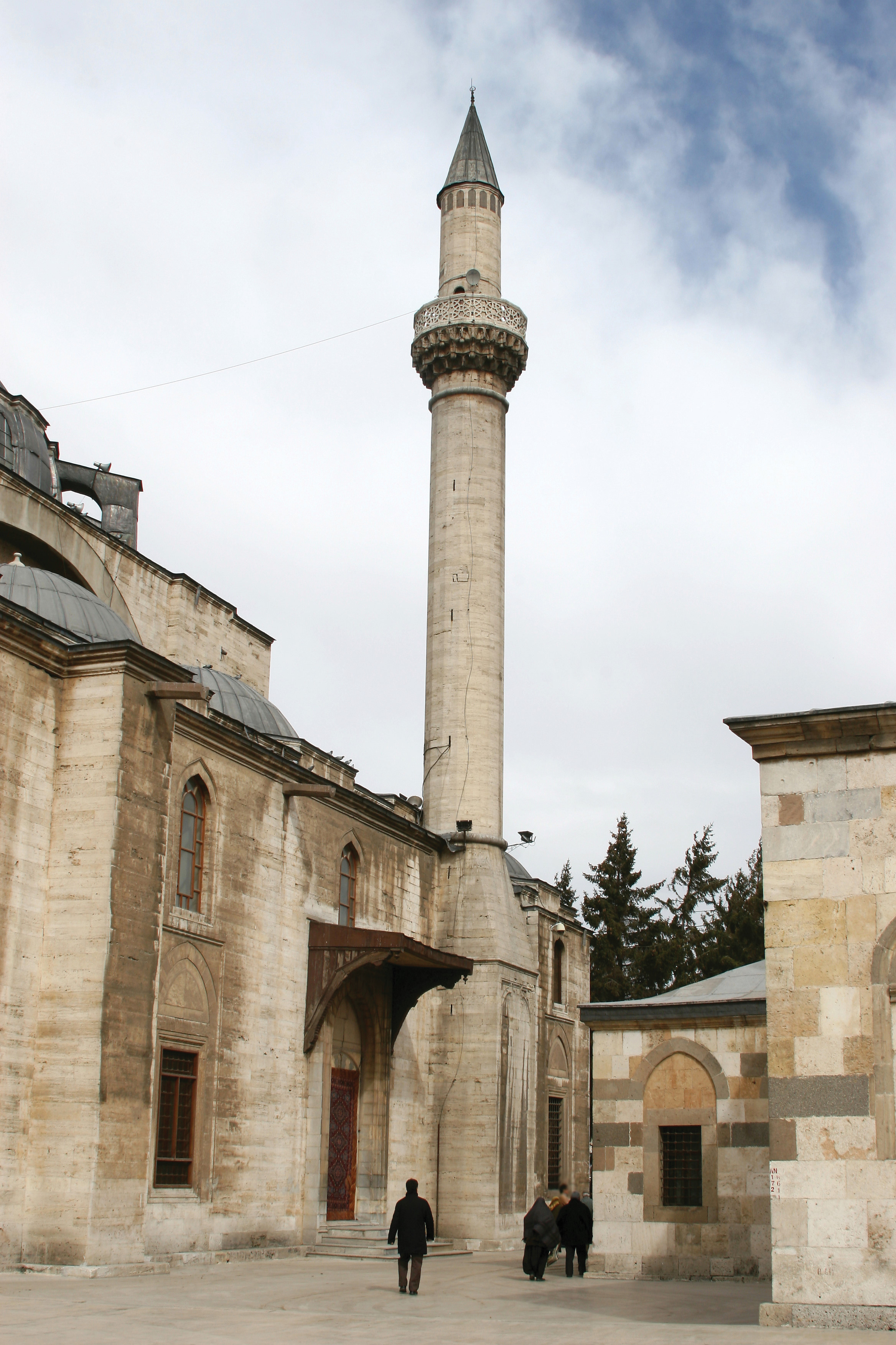 » Karapınar'ın şehadet parmağı: II. Selim'in yaptığı en hayırlı işlerin başında Konya'daki Karapınar bölgesini şenlendirmesi gelmektedir. Sultan'ın emriyle Sinan'ın yaptığı Selimiye Camii'nden bir kesit ve göğe doğru yükselmiş minaresi.