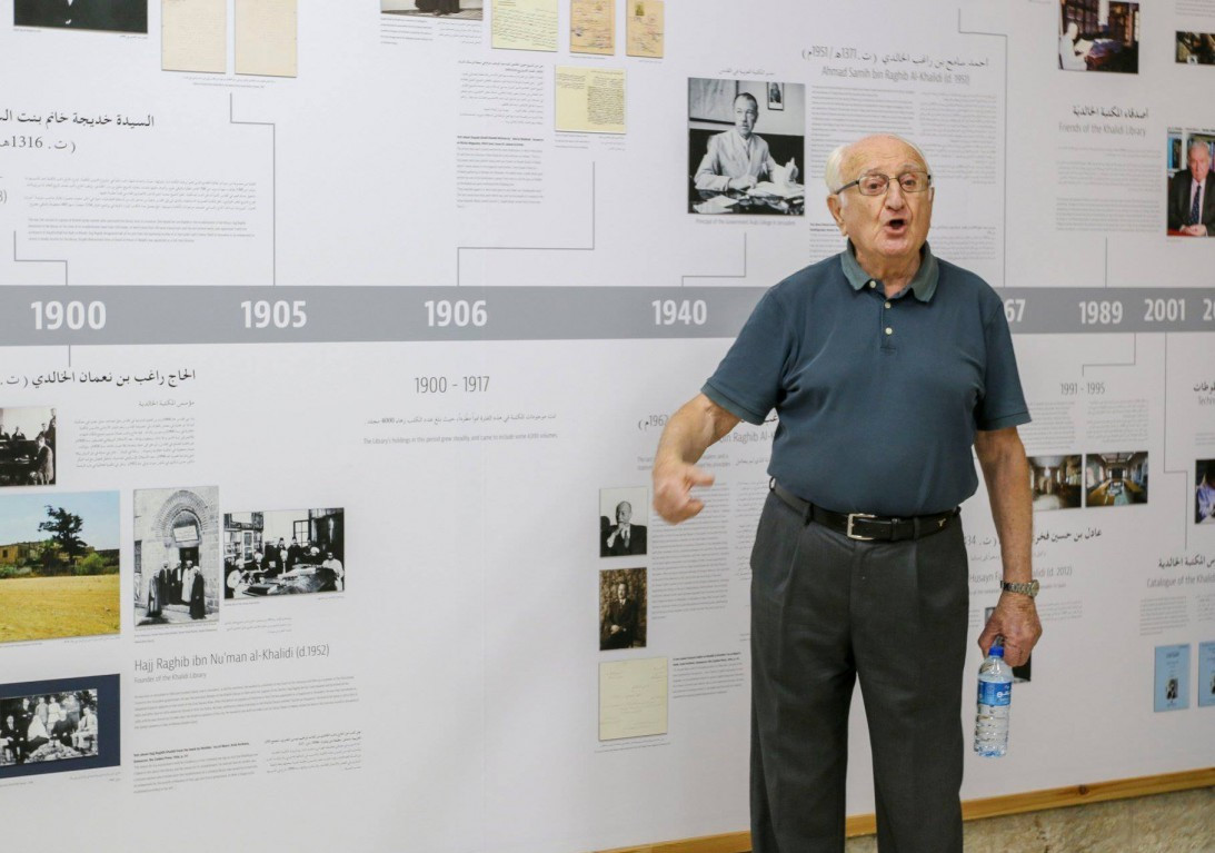 Hâlidî ailesinin günümüzdeki mensuplarından İsâm el-Hâlidî, kütüphanedeki bir programda konuşurken. 