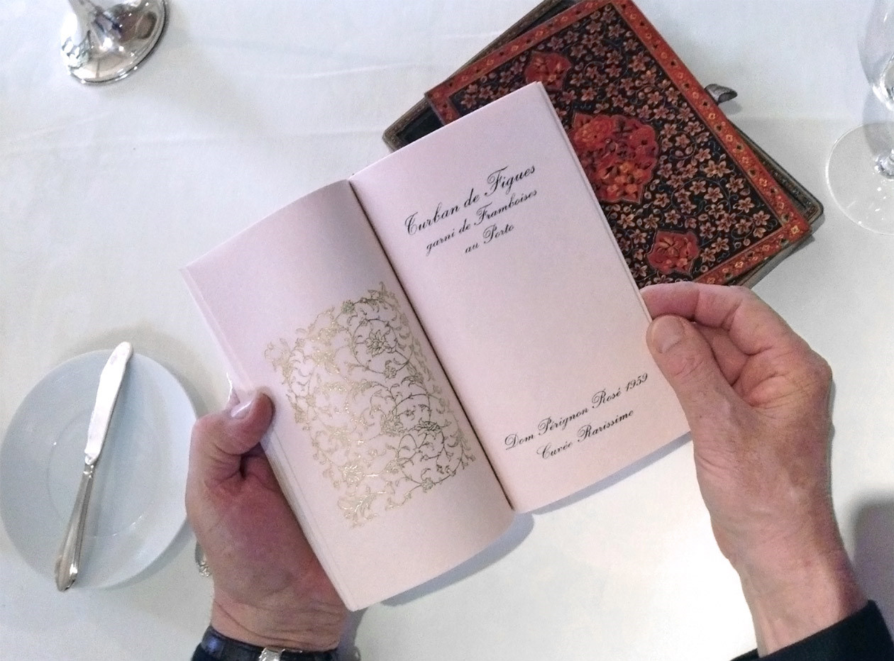 Konuklara sunulan ikramların menüsü, kitap biçiminde hazırlanmıştı.