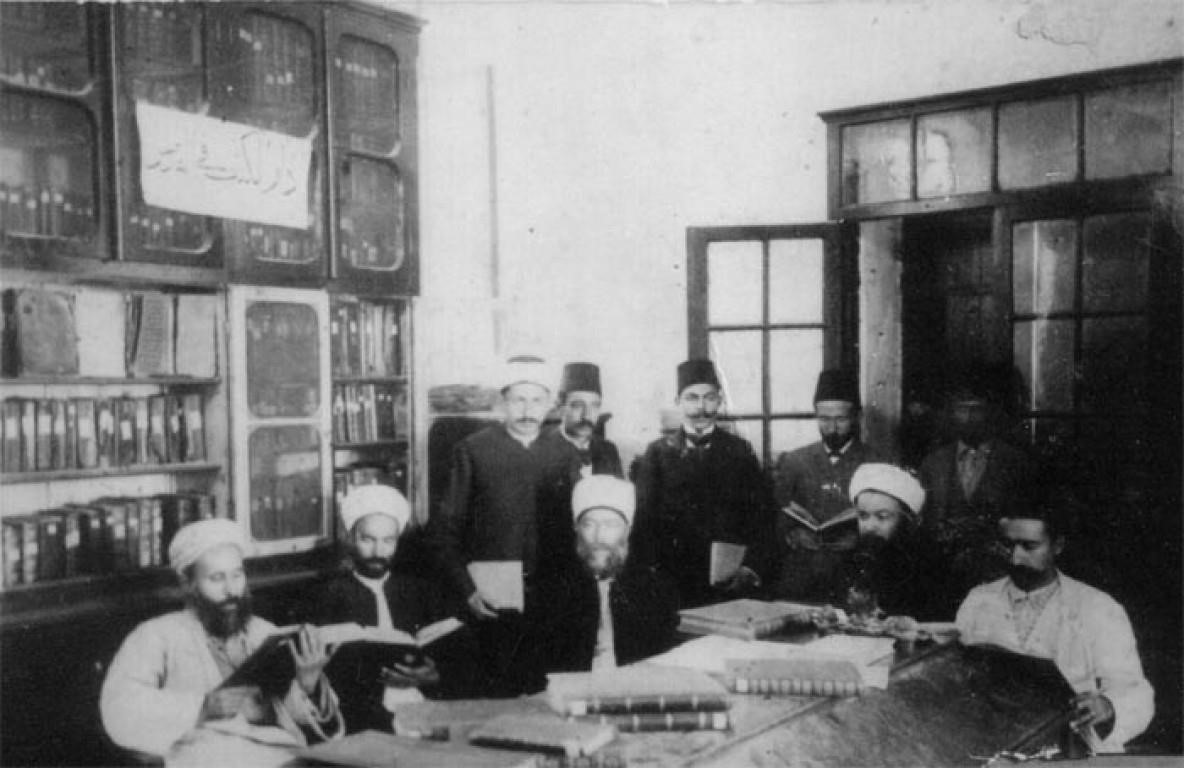 Hacı Râgıp Bey ve arkadaşları, kütüphanede kitaplarla.