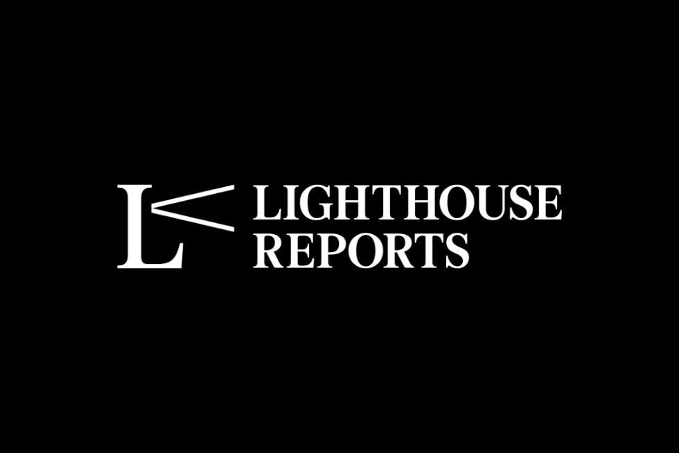 2019'da Hollanda'da kurulan ve kâr amacı gütmeyen haber merkezi Lighthouse Reports, mahkeme kayıtları, e-postalar ve diğer belgelerden oluşan çok sayıda arşivi ele geçirince vahşi bir uygulama zinciri ifşa olur.
