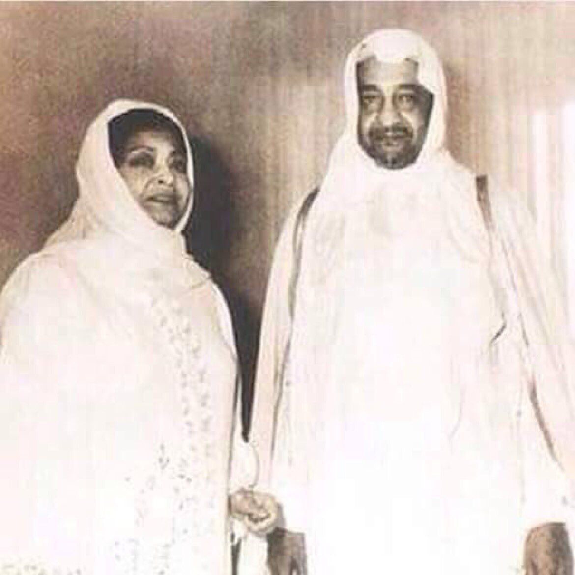 Ümmü Gülsüm bir hac ziyaretinde, şarkılarının birinin de söz yazarı olan Prens Abdullah'la.