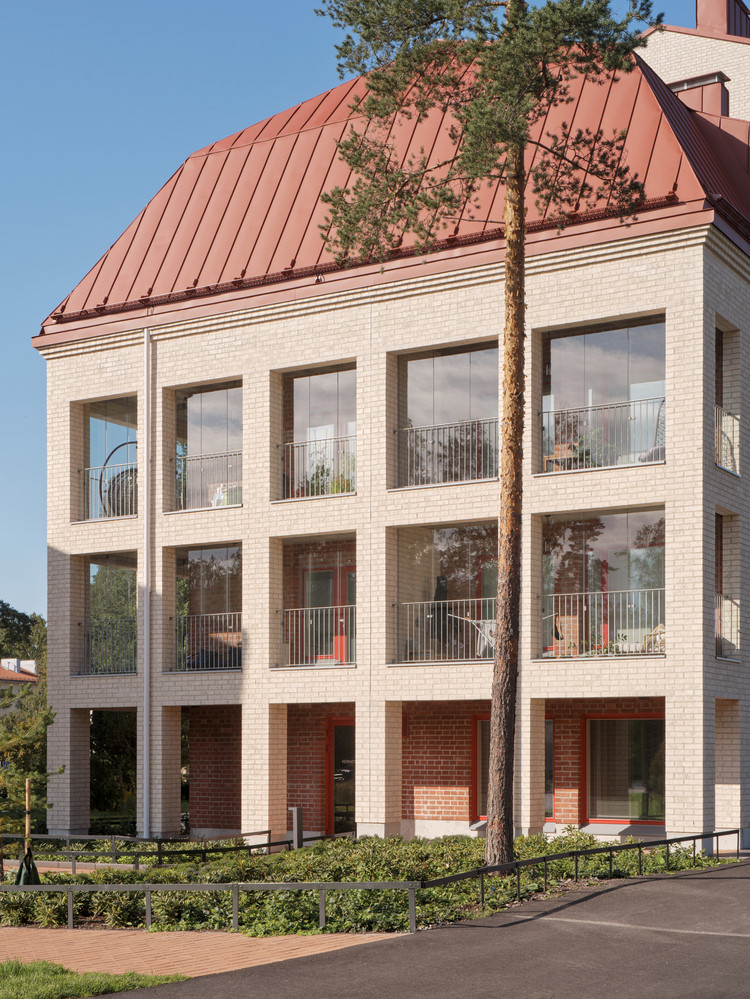 Ortak kullanım alanları, sakinler arasında etkileşimi teşvik edecek şekilde kurgulanarak yeşil alanlar ve avlular, doğayla iç içe bir yaşam sunuyor.