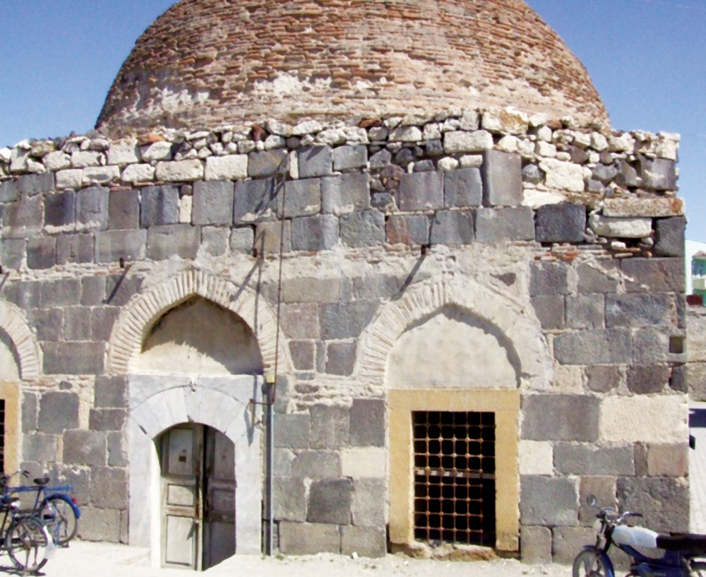 » Selimiye'deki kubbeli hamam: Sultan Selim Külliyesi'nde yer alan hamam (üstte) klasik devrin külliyelerinde usulden olduğu üzere tamamen sınır dışında inşa edilmiştir. Soldaysa artık suyu akmayan çeşme. 
