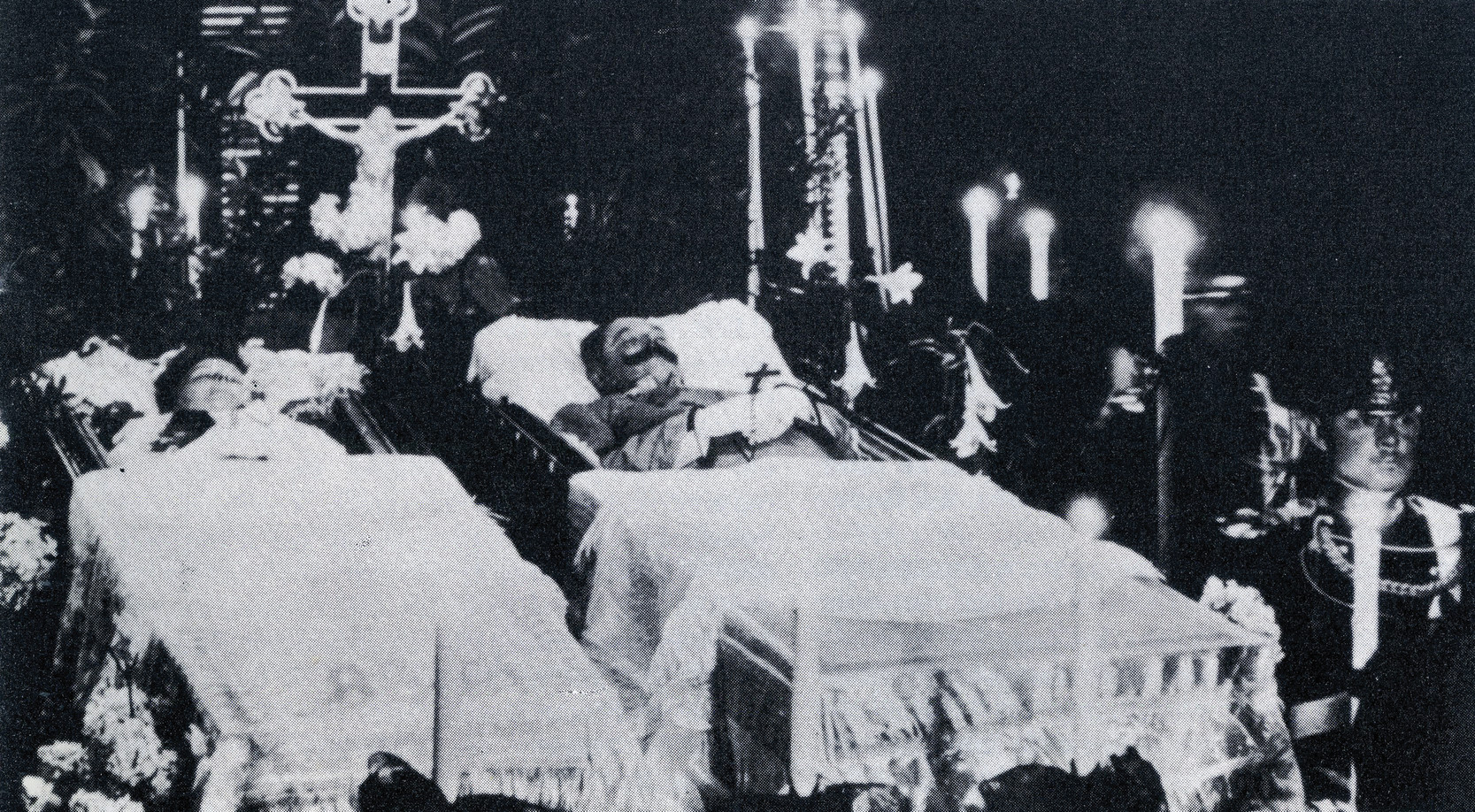 » Ölüm bile ayıramadı: Veliahd Ferdinand ve Hohenberg Düşesi unvanını taşıyan eşi Kontes Chotek birbirine büyük bir aşkla bağlıydılar. Solda Ferdinand ve eşi son yolculuklarına uğurlanırken. 