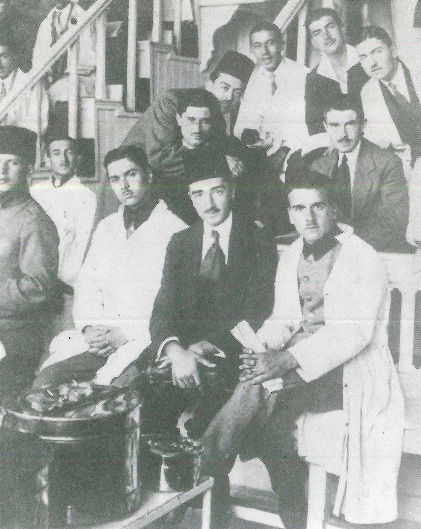 » Tıbbiye sıralarında Ünver (ön sırada-ortada) Osmanlı'nın ilk tıp fakültesi olan Mekteb-i Tıbbiye'de eğitim görmüştü. 'Ameliyat-ı cerrahiye' dersi sırasında çekilmiş bu fotoğraftaki meraklı gözlerinden ilmi ve sanatı mezceden bir ruhun kıvılcımlarını sezmek mümkün.