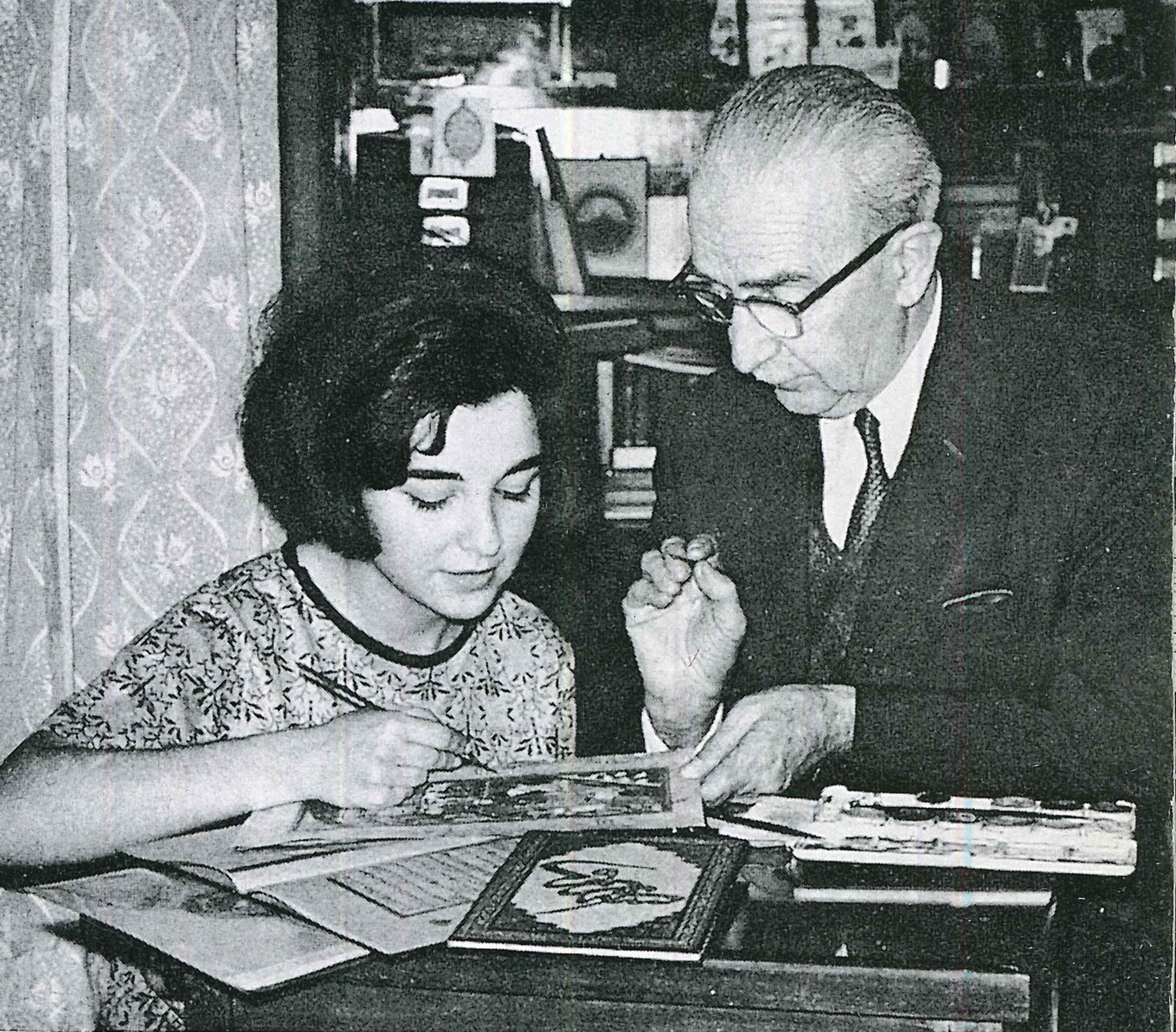 » Hem baba, hem öğretmen: Süheyl Ünver ve sevgili kızı Gülbün Mesara Hanım bir çizim üzerine titizlikle çalışıyorlar. Ünver'in kızına olan sevgisini zarif duruşundan dahi anlamak mümkün. Gülbün Hanım da babasına karşı muhabbet ve hürmetini ölümünden sonra onun koleksiyonlarını kitaplaştırarak gösterecektir.