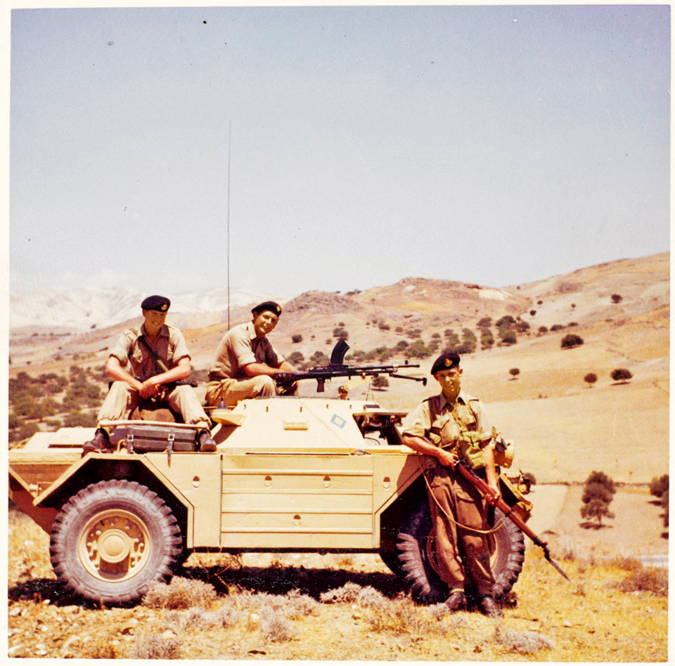 1. Tabur, Middlesex Alayı (Cambridge Dükü'nün Kendi Alayı) askerleri, Troodos dağlarında bir Mk I Ferret Keşif Aracıyla , 1957