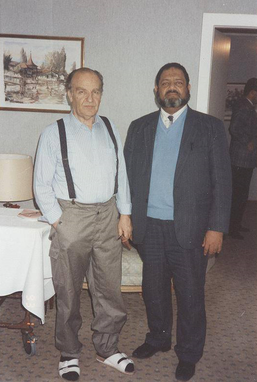 Sarışın, renkli gözlü Boşnakların yanında dikkatleri üzerine çeken Hasaneyn, artık Boşnak heyetinde Boşnakça konuşan bir uluslararası bir devlet adamıdır.