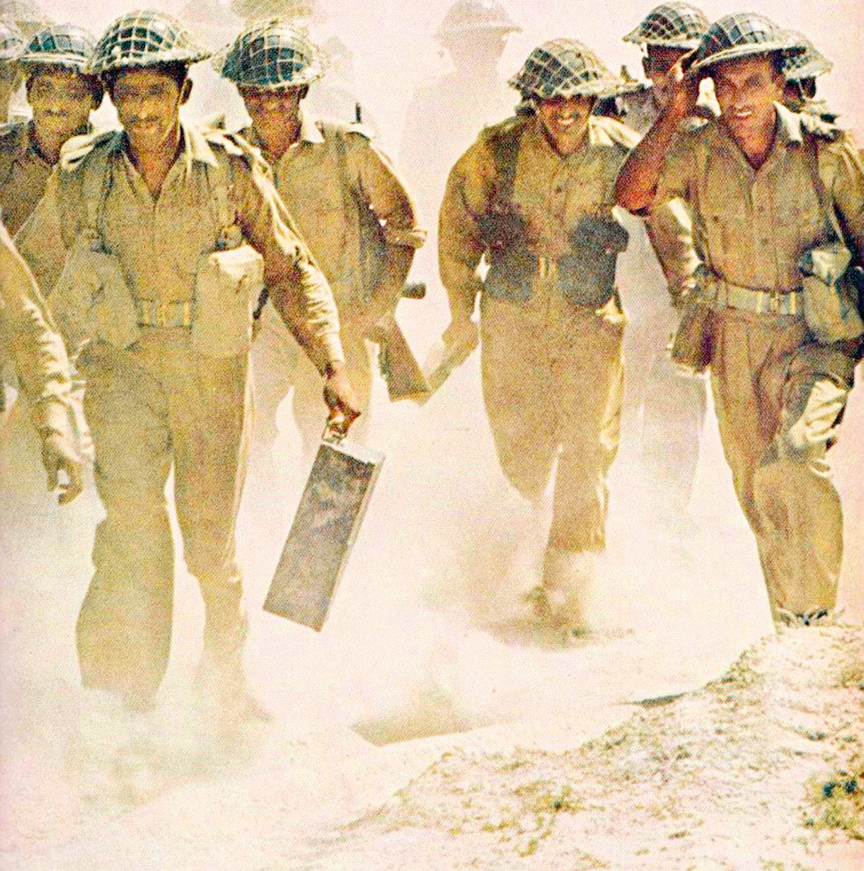 Allah, bizi Hindistan'ın darbesinden korusun. Çünkü küfür âlemi, Hindistan'a her şeyiyle yardım eder. Müslüman Pakistan'a kimseler yardım etmez. Evet bugün bir milyara yakın bir Müslüman nüfus vardır. Ama kendisi muhtac-ı himmet bir dede, nerde kaldı gayriye himmet ede! Müslüman âlemin nüfusu var, nüfuzu yok!