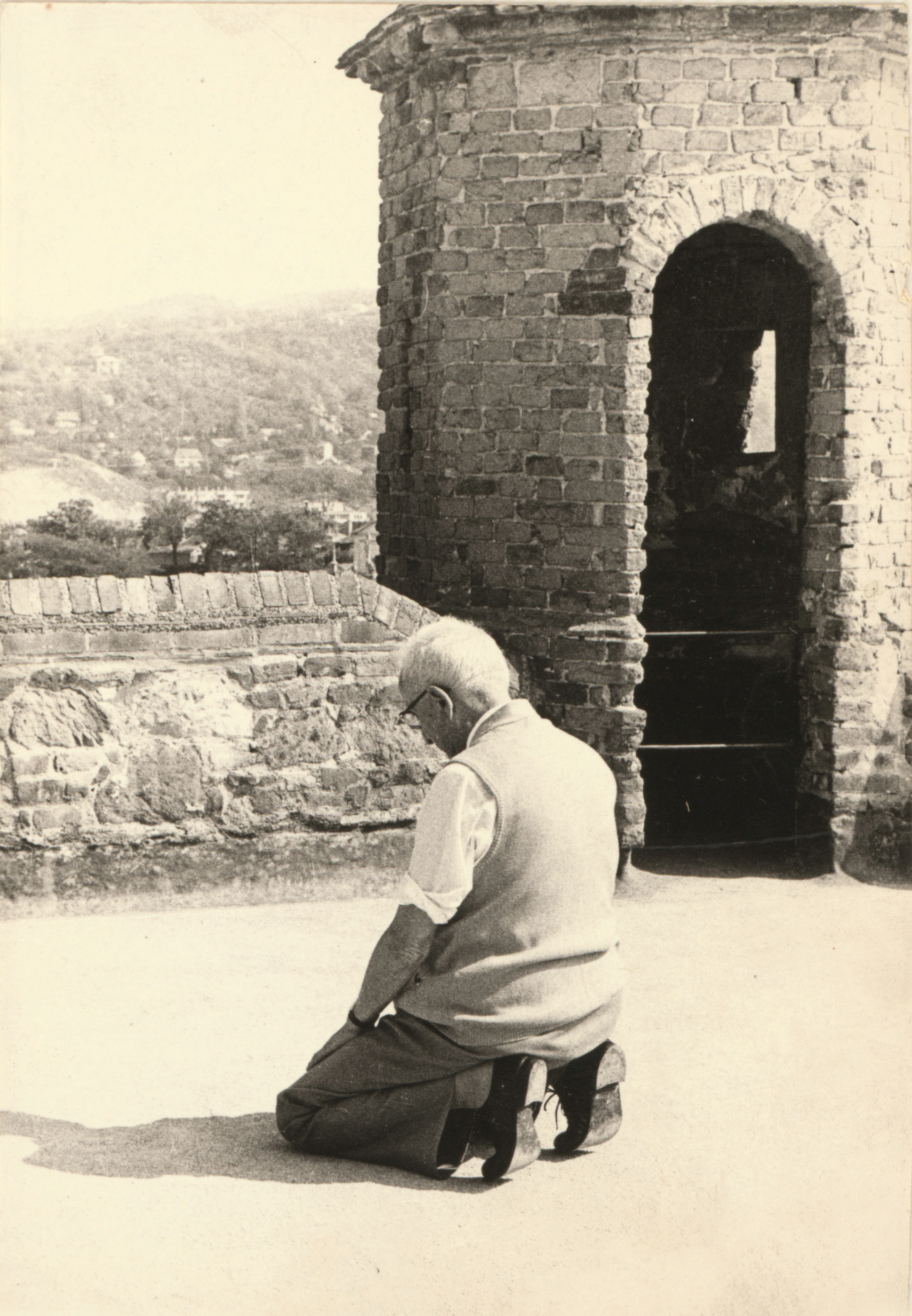 » Estergon'da namaz: Ekrem Hakkı Ayverdi Estergon Kalesi'nde büyük bir huşu içinde namazını eda ederken... 