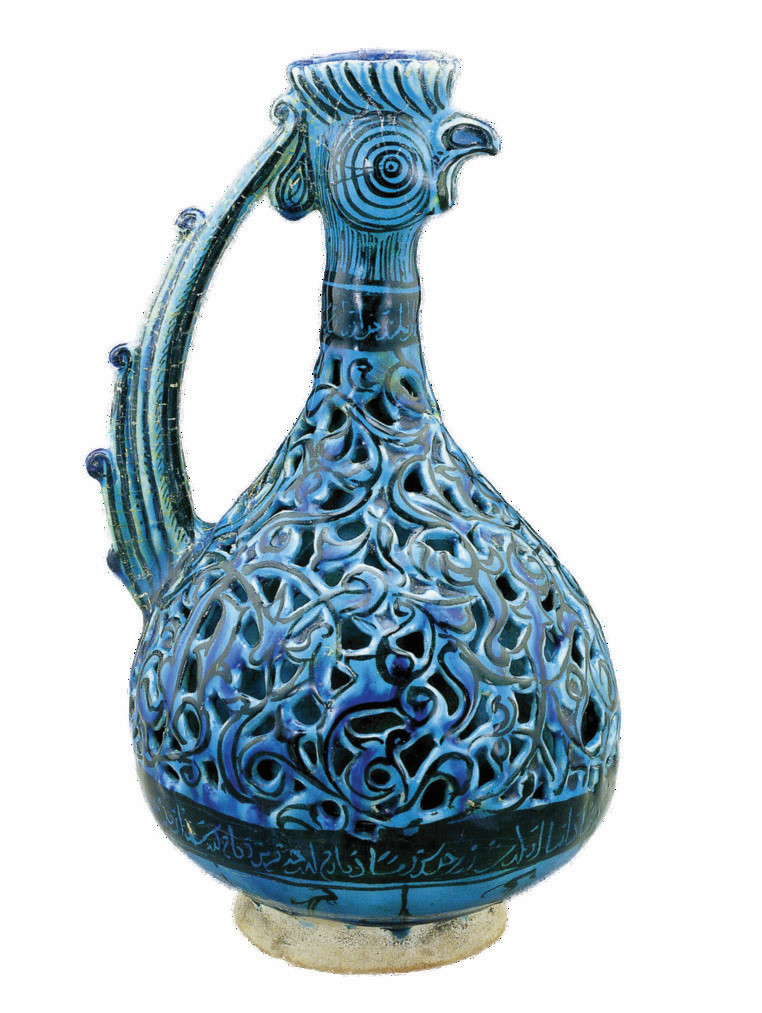 » Özgün Selçuklu izleri 13. yüzyıl başlarında İran'da yapılan yavru horoz biçimli, sıraltı boyama tekniğinin uygulandığı Selçuklu işi mavi ibrik, bütün özgüveniyle önünden geçen çağları selamlıyor.