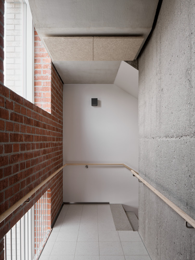 Masif tuğla duvarların termal kütlesi sayesinde kışın ısı kaybı azaltılırken, yazın serinlik korunuyor.