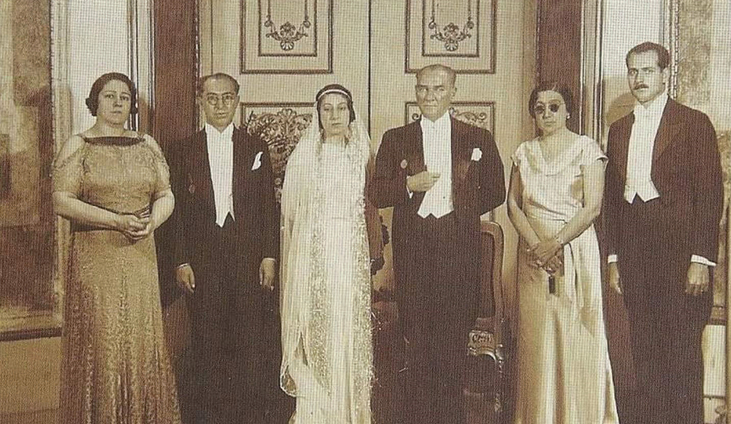 Yahya Kemal'in ayrılma yazısı Mustafa Kemal Paşa tarafından imzalanarak görevden ayrılışı resmiyet kesbetmiştir.