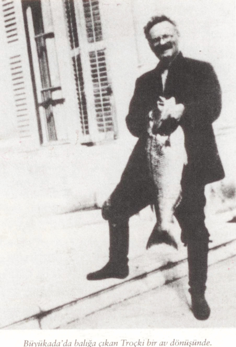 » Siyasetin yerini balık tutmak aldı: Troçki sürgün olarak geldiği Büyükada'da rahat bir hayat sürüyordu. Sık sık balığa çıkıyor ve dostlarıyla Marmara Denizi'nde motor gezileri yapıyordu. .Yakaladığı bir trança balığı ile poz vermiş. Keyfine diyecek yok. Tabii o anlık.