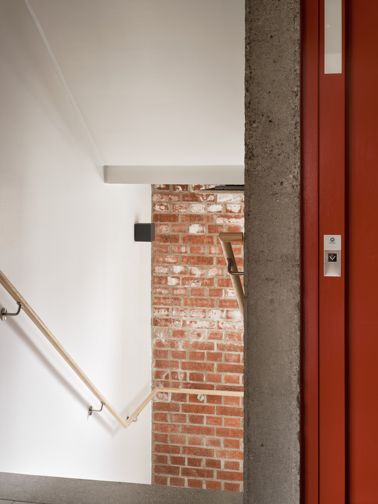 Tuğlalar, doğal renk tonlarında bırakılarak ve elle örülerek bir yüzey dokusu elde ediliyor ve böylelikle her bir tuğlanın farklı tonlara ve dokulara sahip olması sağlanıyor.