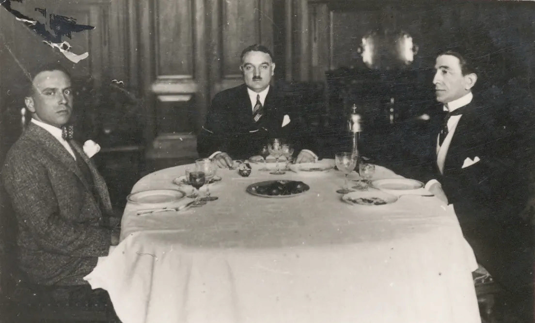 Vâlâ Nurettin, vehimli bir yapıya sahip olan Yahya Kemal'in Ankara'nın onu gözden çıkardığını düşündüğü için ciddi bir ruhsal bir çöküntüye girdiğini yazmıştır.