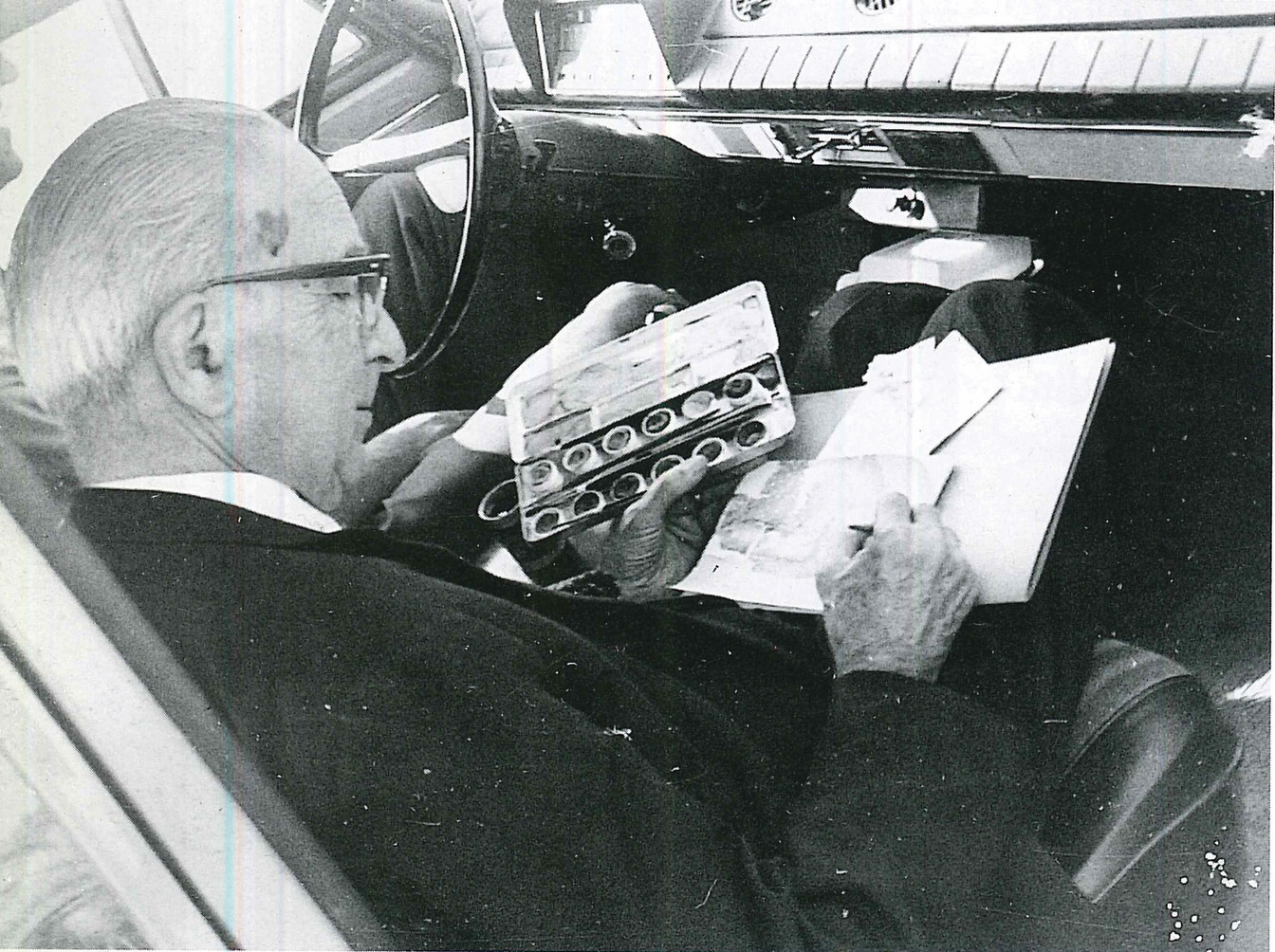 » İstanbul resimlerde mahfuz: Süheyl Ünver İstanbul'un günbegün kaybolan tarihî yapısını resimlerinde olsun saklayabilmek için sarılmıştı fırçasına. 18 yaşından vefatına dek çizim işinden kopmadı. Bayezid Meydanı'na ait bir karpostalın arkasına şu ibretlik notu düşmüştü: 'Bu mekânların dedem devrinden yadigâr eski havasını resimlerle olsa bile tekrar göze tattırmak fena mı?'