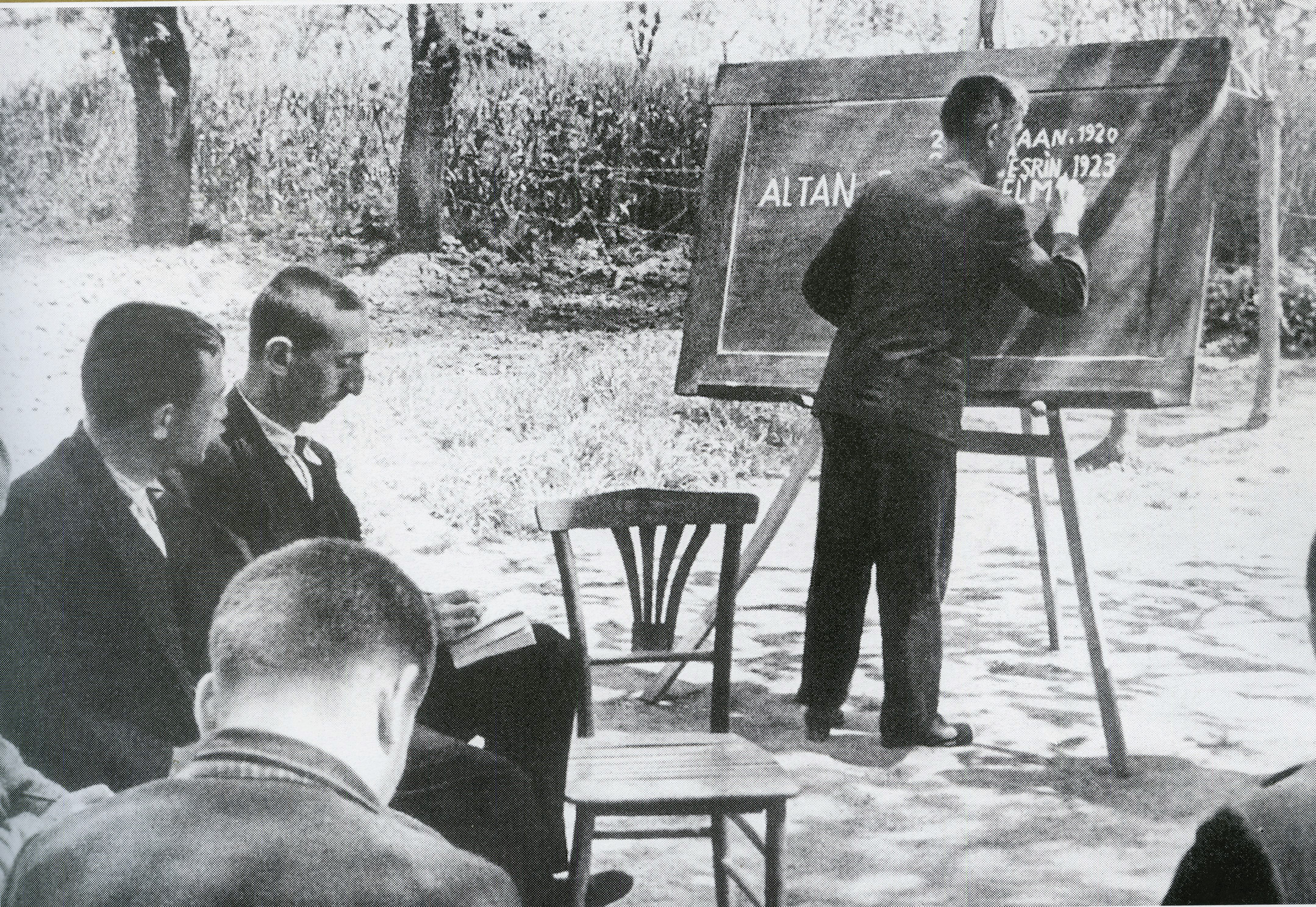 » Köy meydanında tarih dersi: Okuma yazma kursları münasebetiyle derslerin bazıları köy meydanlarında açık havada yapılıyordu. Yanda bu derslerden biri görülmekte.