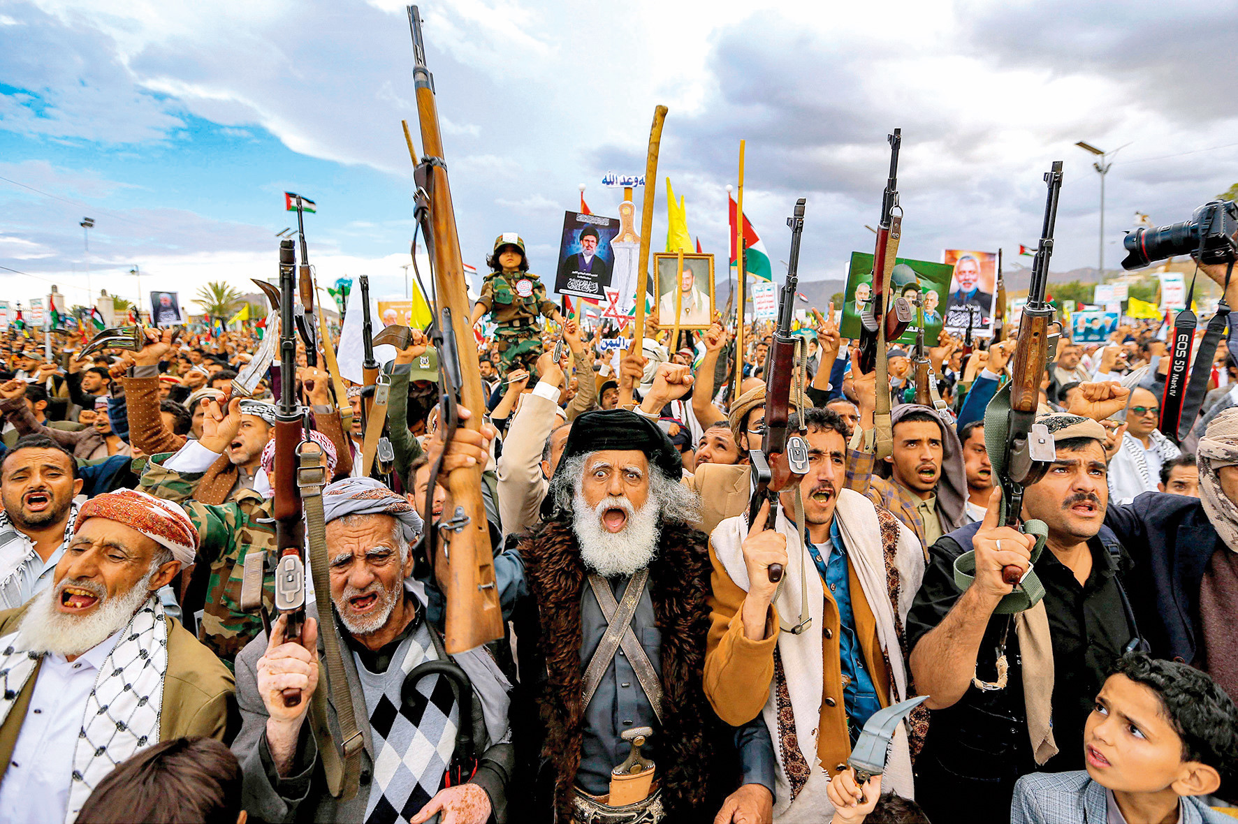 2006'da hizbullah-israil savaşı sırasında 150 milyon dolar rüşvet karşılığında kaleme aldığı fetva ile Irak halkını ABD'ye karşı direnmekten alıkoyan Sistani'ye yönelik övgü, İran'ın Irak, Suriye, Lübnan ve Yemen'deki vekil güçlerine yapılacak büyük saldırının habercisi olabilir.